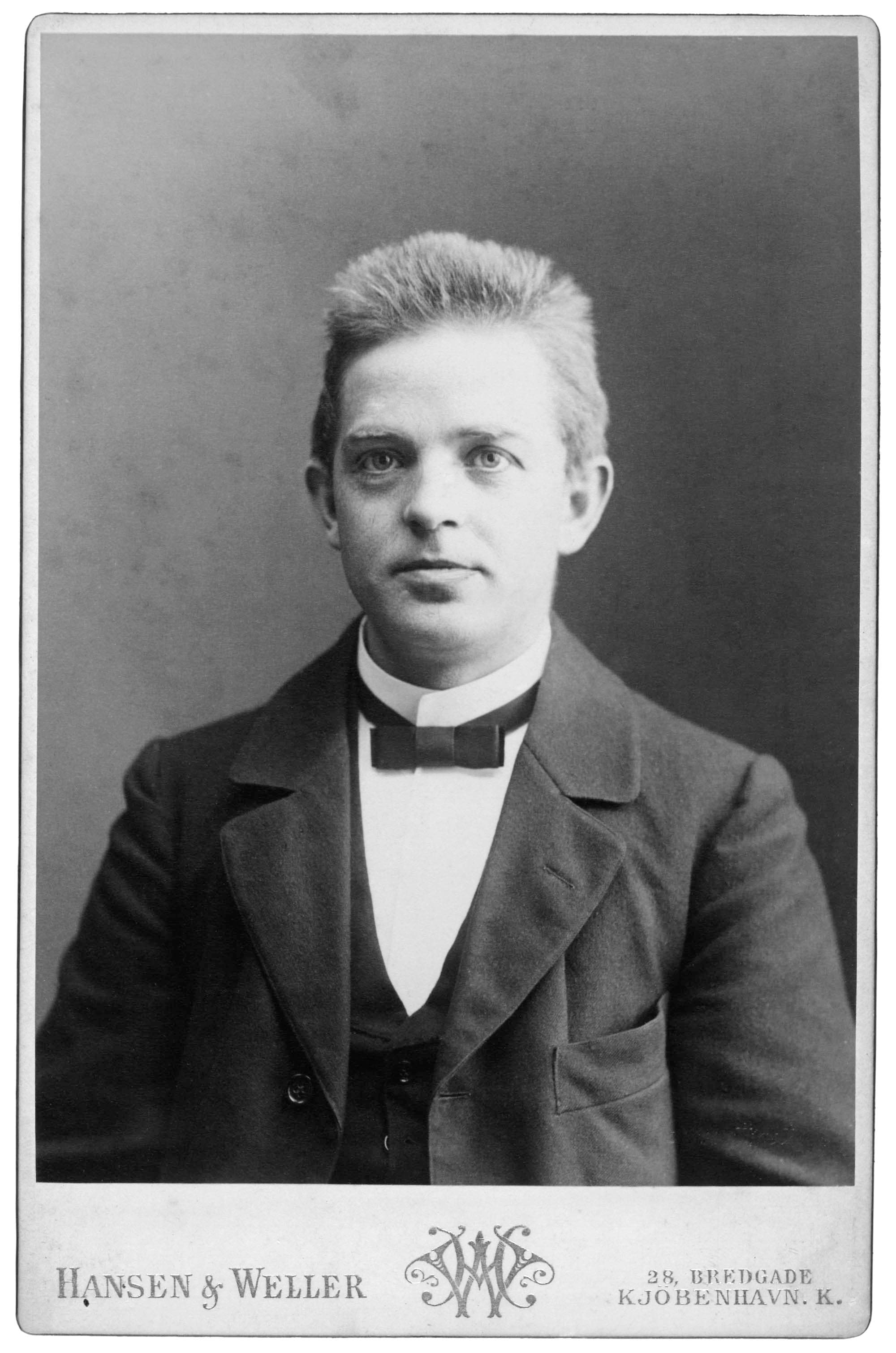 2.10. Portræt af Carl Nielsen taget af fotograf Hansen &amp; Weller, før forretningen skiftede adresse i 1900.