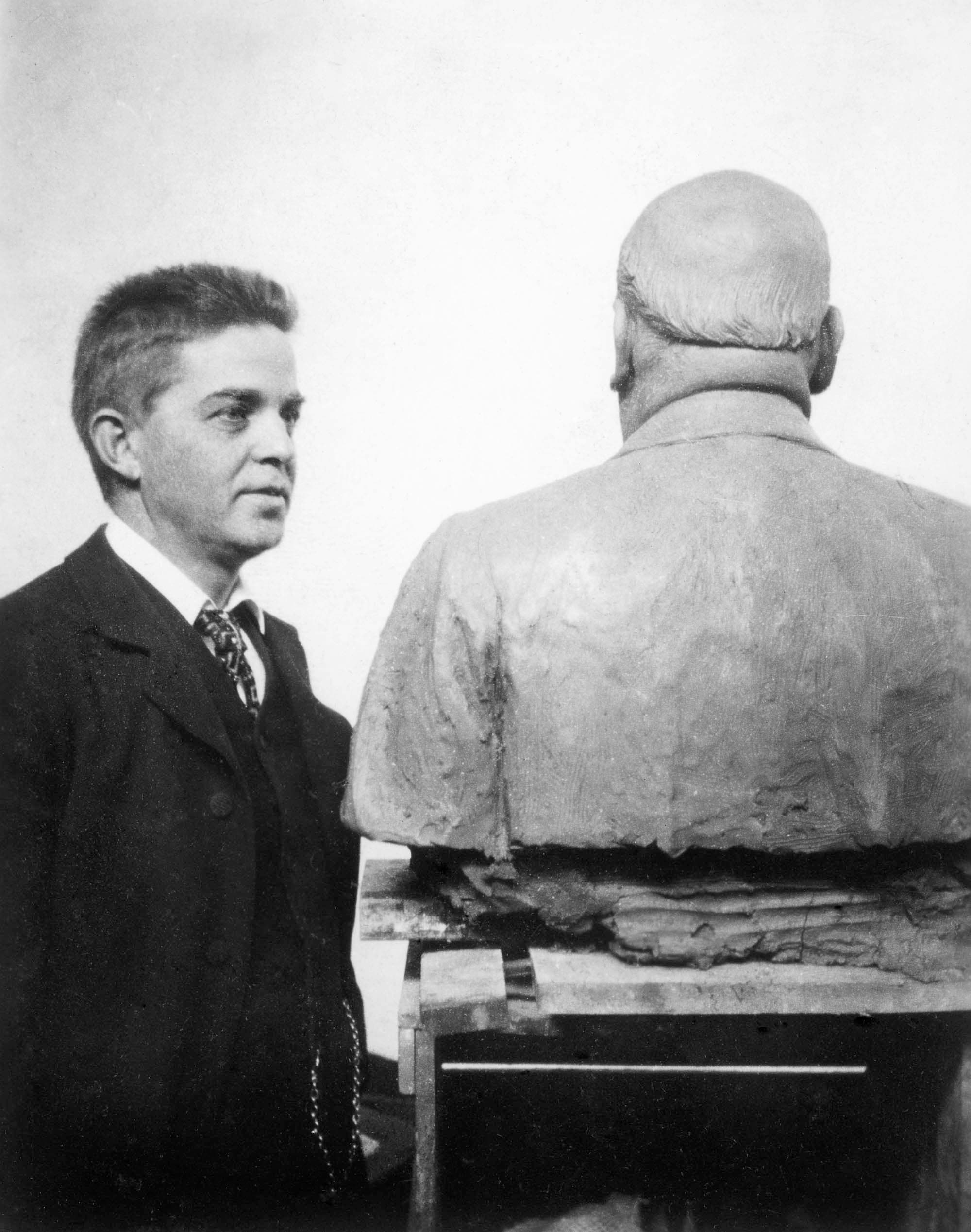 
Komponisten ved busten af Sauls fremstiller, Niels Juel Simonsen. Busten blev senere opstillet i Det Kongelige Teaters foyer i bronze.