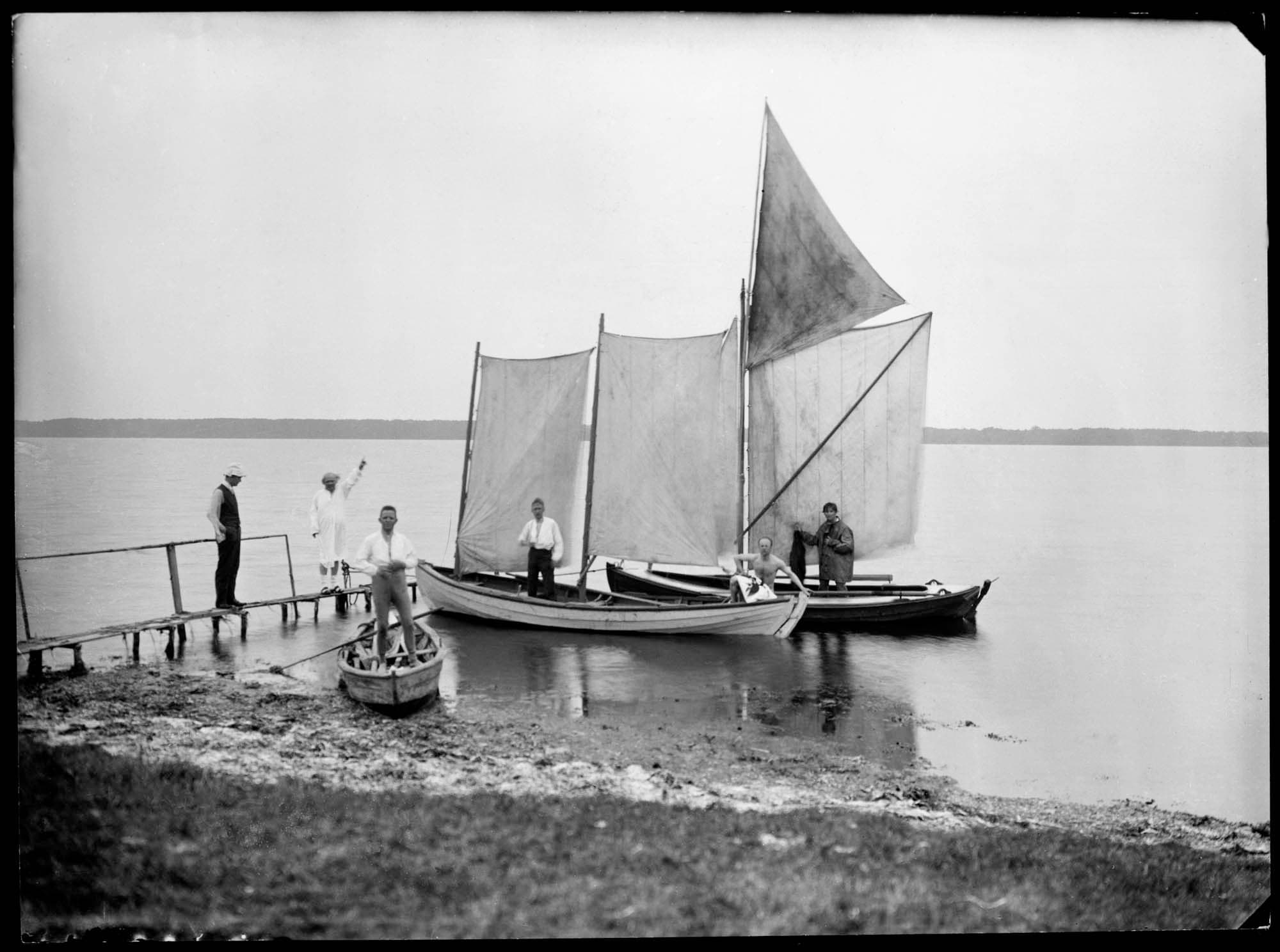 Sejlads i Guldborgsund ved Fuglsang. Carl Nielsen står i båden nærmest land.