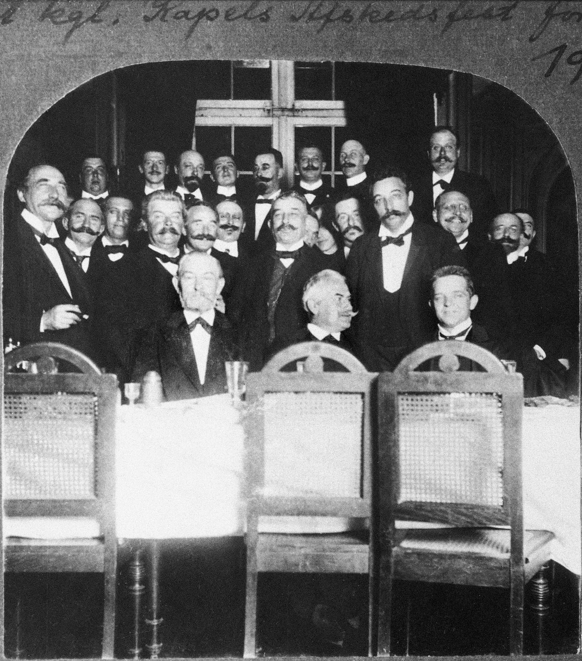 Carl Nielsen fratrådte sin stilling som violinist i Det Kongelige Kapel pr. 30.6.1905. Ved en fest tog Kapellet afsked med Carl Nielsen og med hans to kolleger Waldemar Jespersen og Johan Amberg, der gik på pension. (CNM).