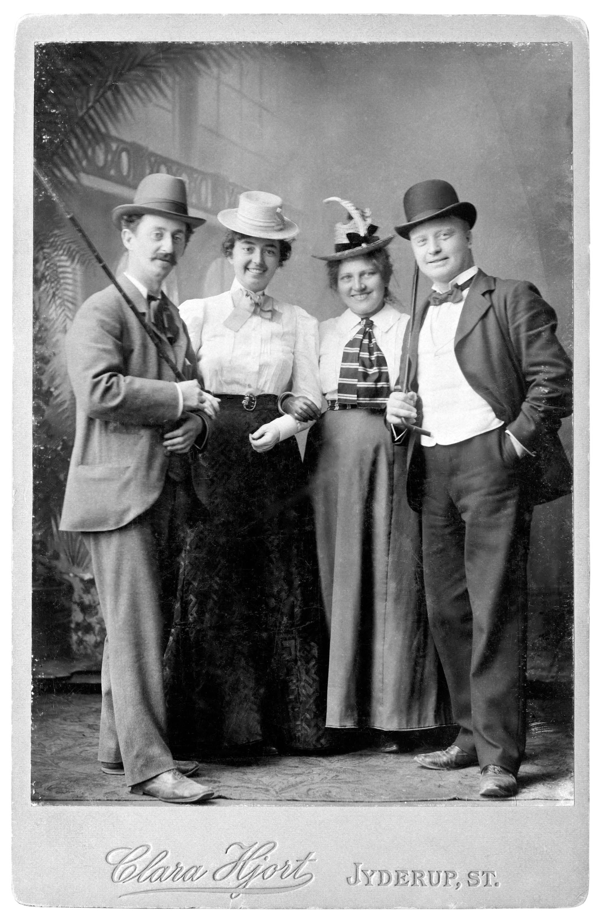 2.16. Julius Borup, Magda Herold, Dagmar Borup og Vilhelm Herold, ca. 1900. Foto: Det Kongelige Bibliotek, Kort- og Billedafdelingen.