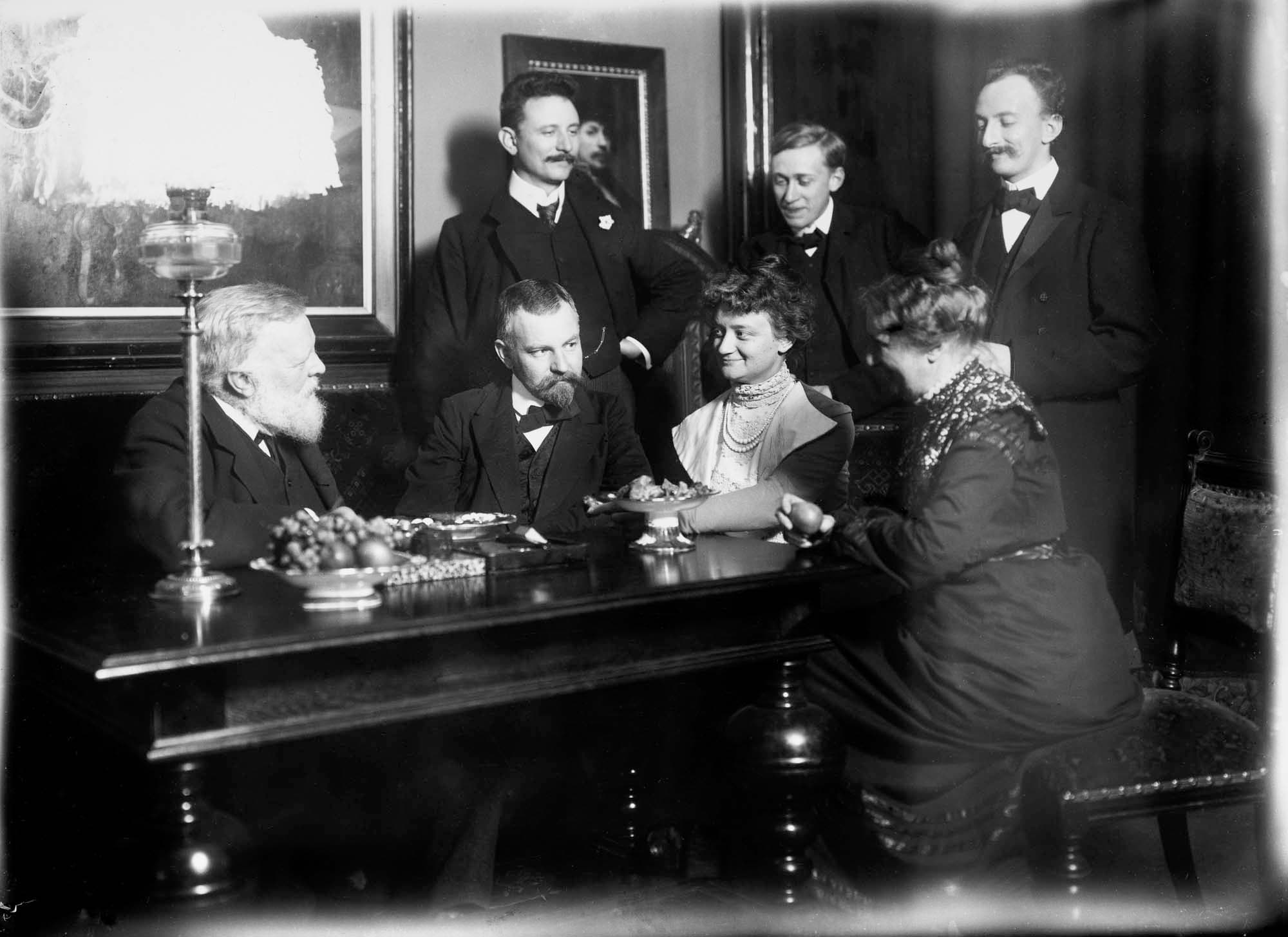 Fra venstre, siddende: Viggo Neergaard, Julius Lehmann, Bodil Neergaard og Bolette Hartmann. Stående: Johannes Palmer Hartmann, Oluf Hartmann og Rudolph Puggaard Hartmann.