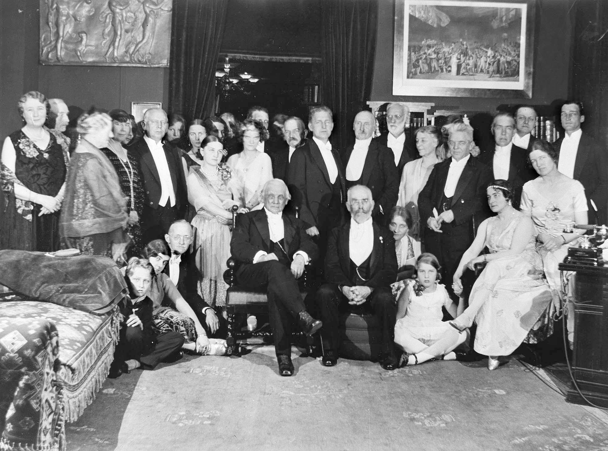 Forfatteren og oversætteren Niels Møllers 70 års fødselsdag den 11.12.1929. Niels Bohr og Carl Nielsen står side om side som nummer 3 og 4 fra højre, mens Anne Marie Carl-Nielsen ser til på afstand som nummer 3 fra venstre. Siddende i midten filosofiprofessor Harald Høffding og Niels Møller. Yderst til højre står Hartvig Frisch, klassisk filolog, kulturhistoriker og socialdemokratisk politiker, foran ham siddende Margrethe Bohr. Bag Niels Møllers venstre skulder kigger hans datter Nanna Irene Nørlund frem. Hendes mand, historikeren Poul Nørlund, bror til Margrethe Bohr, fra 1928 direktør for Nationalmuseet ses stående nøjagtigt midt i billedet, og bag ham til højre med hvidt skæg litteraturprofessor Valdemar Vedel. Forrest til venstre på gulvet ses fødselarens 12-årige barnebarn, den senere kommunistiske politiker Ib Nørlund. På gulvet til venstre for Harald Høffding sidder Ny Carlsberg Glyptoteks direktør Frederik Poulsen, og til højre forrest er det værtinden, filologen Lis Jacobsen, i hvis hjem, Thorvaldsensvej 9 på Frederiksberg, fødselsdagen blev holdt. Billedet er bemærkelsesværdigt af flere grunde, se også Samtid s. 533.